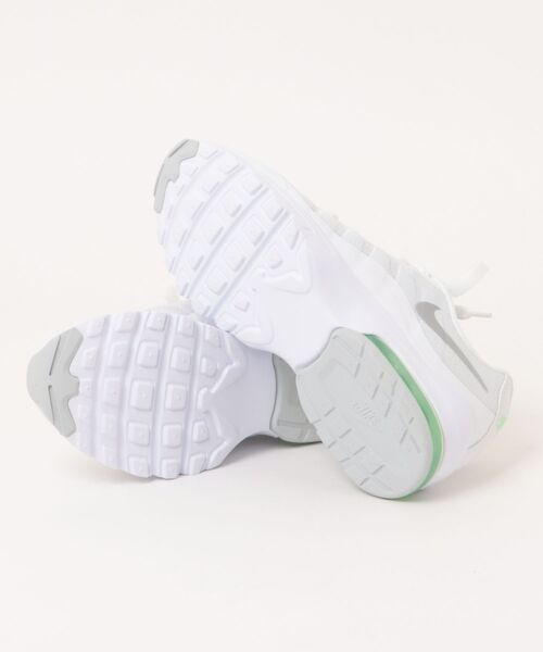 NIKE（ナイキ）の「NIKE ナイキ WMNS AIR MAX INVIGOR レディーススニーカー(ウィメンズエアマックスインビガー) 749866-104 ホワイト/メタリックシルバー（スニーカー・レディース・ホワイト系その他・25.0cm/24.5cm/24.0cm/23.5cm/23.0cm/22.5cm）」の3枚目の写真