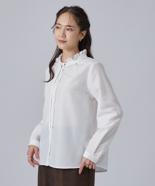 SHOO・LA・RUE（シューラルー）の「【S-LL/洗濯機可】襟フリルが女性らしい リボンブラウス（シャツ/ブラウス・レディース・オフホワイト/ダークグレー/サンドベージュ・02/01/04/03）」の5枚目の写真