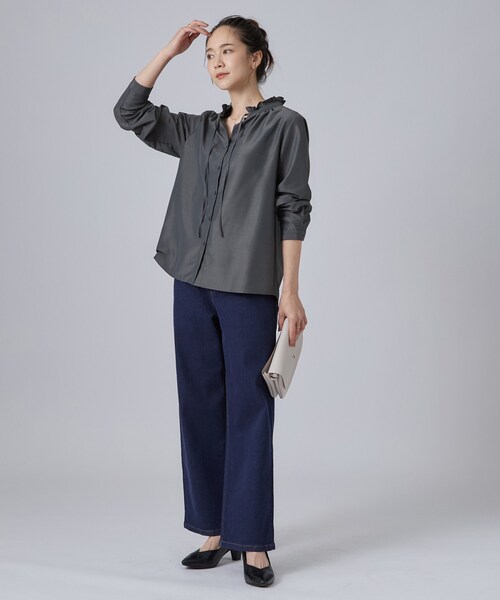 SHOO・LA・RUE（シューラルー）の「【S-LL/洗濯機可】襟フリルが女性らしい リボンブラウス（シャツ/ブラウス・レディース・オフホワイト/ダークグレー/サンドベージュ・02/01/04/03）」の10枚目の写真