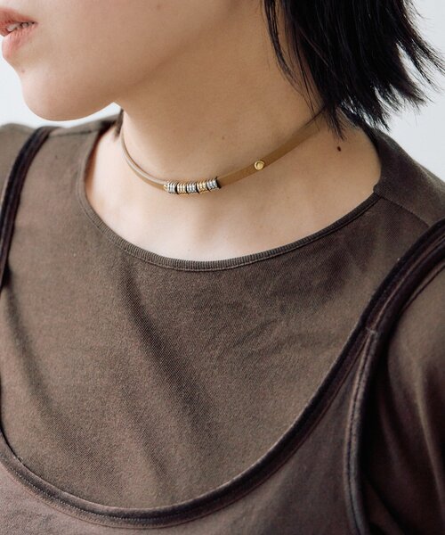 ear PAPILLONNER(イアパピヨネ)の「バイカラーメタル2連レザーブレスレット(ブレスレット・レディース・ダークグリーン/キャメル・FREE)」の5枚目の写真
