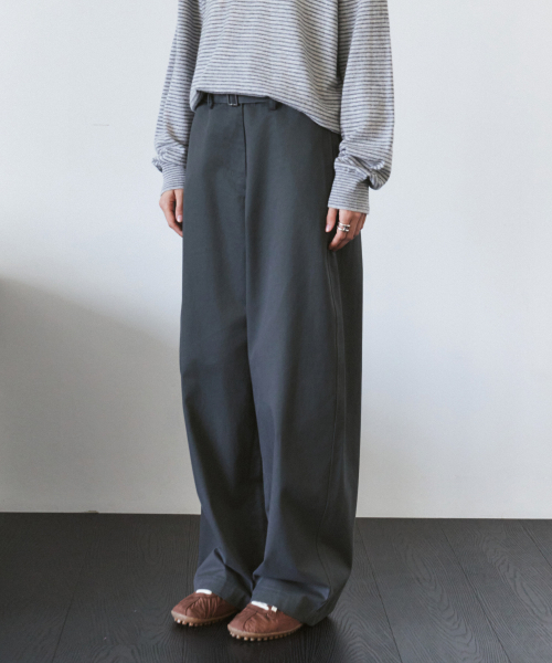 SIYAZU（シヤジュ）の「SIPT7215 ベルテッドカーブドチノパンツ_Charcoal（その他パンツ・レディース・チャコール・SMALL/MEDIUM/LARGE）」の2枚目の写真