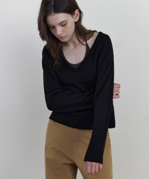 WEDNESDAYOASISFORWOMEN(ウェンズデー オアシス フォー ウーマン)の「NEEV ラムズウール 深Vネック ニット_BLACK(WCB6KN75)(ニット/セーター・レディース・ブラック・FREE)」の4枚目の写真