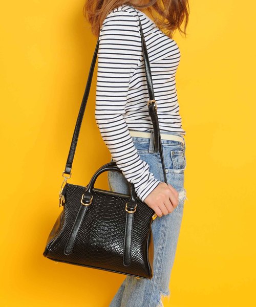 PLAIN CLOTHING（プレーンクロージング）の「型押しハンドバッグ【PLAIN CLOTHING】（ハンドバッグ・レディース・ブラック/ベージュ/グレー/グリーン/レッド・FREE）」の2枚目の写真