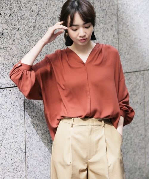 A part by（アパートバイ）の「Rギャザースキッパーブラウス　749995 （シャツ/ブラウス・レディース・ネイビー/ホワイト/テラコッタ/ブルー/ベージュ・FREE）」の2枚目の写真