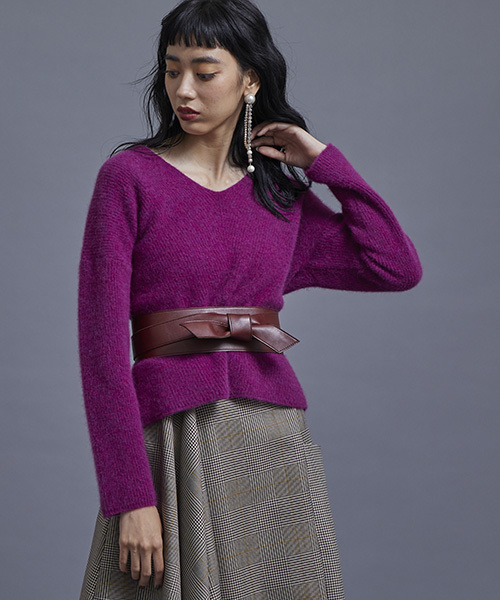 STUDIOUS(ステュディオス)の「アンゴラVネックデコルテニット(ニット/セーター・レディース・ライトグレー/インディゴブルー/オフホワイト/パープル・FREE)」の4枚目の写真