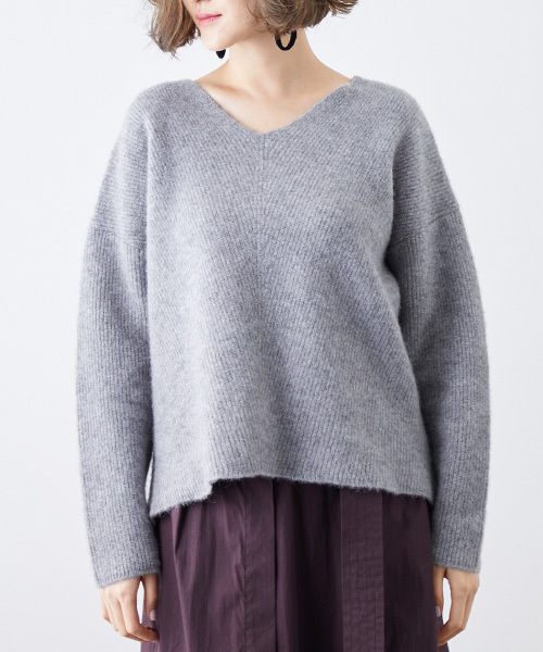 STUDIOUS(ステュディオス)の「アンゴラVネックデコルテニット(ニット/セーター・レディース・ライトグレー/インディゴブルー/オフホワイト/パープル・FREE)」の7枚目の写真