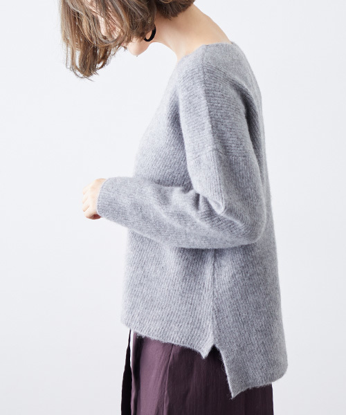 STUDIOUS(ステュディオス)の「アンゴラVネックデコルテニット(ニット/セーター・レディース・ライトグレー/インディゴブルー/オフホワイト/パープル・FREE)」の8枚目の写真