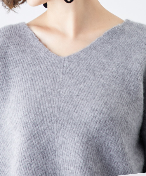 STUDIOUS(ステュディオス)の「アンゴラVネックデコルテニット(ニット/セーター・レディース・ライトグレー/インディゴブルー/オフホワイト/パープル・FREE)」の10枚目の写真