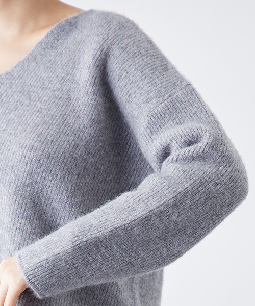 STUDIOUS(ステュディオス)の「アンゴラVネックデコルテニット(ニット/セーター・レディース・ライトグレー/インディゴブルー/オフホワイト/パープル・FREE)」の11枚目の写真