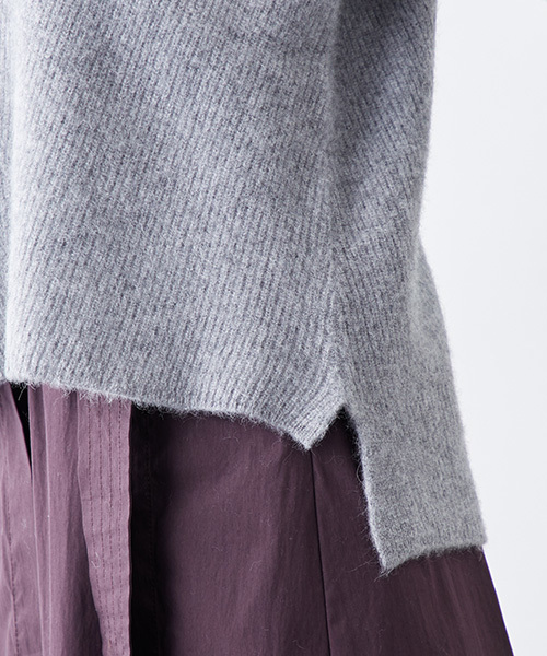 STUDIOUS(ステュディオス)の「アンゴラVネックデコルテニット(ニット/セーター・レディース・ライトグレー/インディゴブルー/オフホワイト/パープル・FREE)」の12枚目の写真