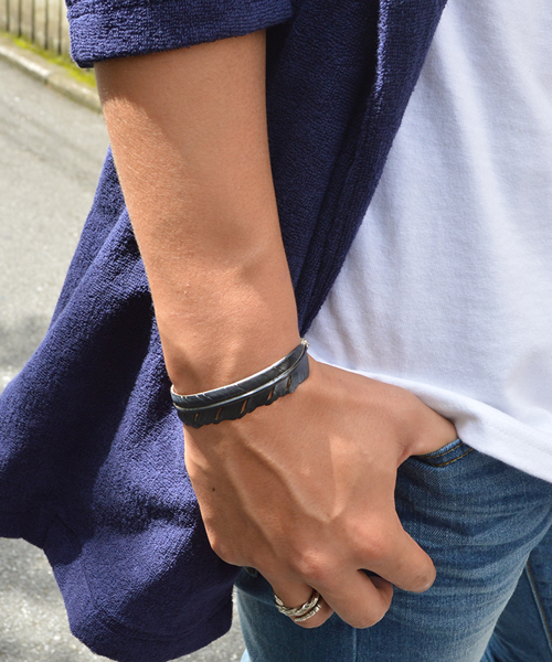 TSUNAIHAIYA（ツナイハイヤ）の「TSUNAIHAIYA/ツナイハイヤ James Crowe Feather Bangle（バングル/リストバンド・メンズ・ブラック・ONE SIZE）」の10枚目の写真