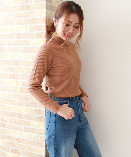 Social GIRL（ソーシャルガール）の「ハイネックモックネックリブニット（ニット/セーター・レディース・ブラック/パープル/グレー/オフホワイト/ブルー/グリーン/マスタード/ベージュ/ブラウン/ピンク/ライトパープル/サックスブルー/ミント/テラコッタ/イエロー/グレイッシュベージュ/ピンクベージュ・M/L）」の16枚目の写真