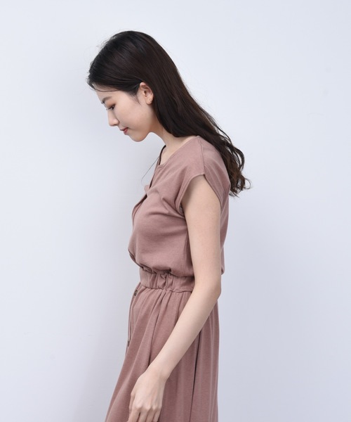 ap retro（アプレトロ）の「キーネックフロントボタンワンピース【ZOZO限定アイテム】（ワンピース・レディース・ブラック/ベージュ/モカ・FREE）」の21枚目の写真