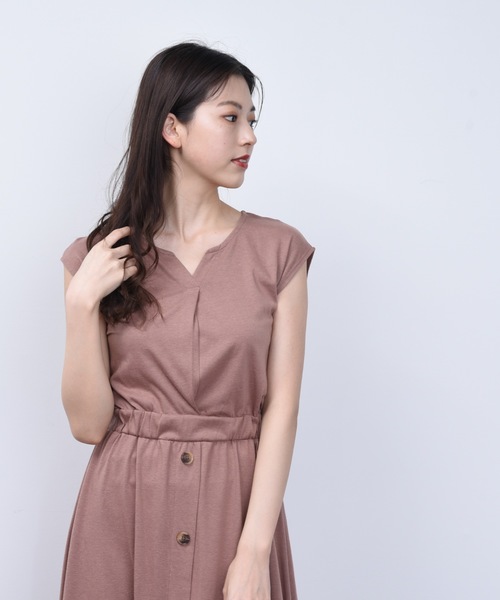 ap retro（アプレトロ）の「キーネックフロントボタンワンピース【ZOZO限定アイテム】（ワンピース・レディース・ブラック/ベージュ/モカ・FREE）」の22枚目の写真