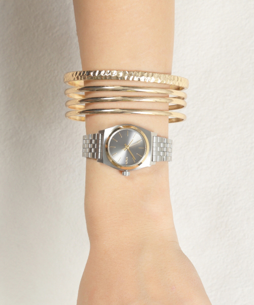 NIXON（ニクソン）の「THE SMALL TIME TELLER（アナログ腕時計・レディース・ピンクゴールド/シルバー/ゴールド/シルバー系その他/ゴールド系その他/ネイビー/インディゴブルー/ブラック/ブラック系その他/ブラック×ゴールド/その他1/ピンク系その他/その他2/シルバー×ゴールド/ブラック系その他2/ゴールド系その他2・FREE）」の10枚目の写真