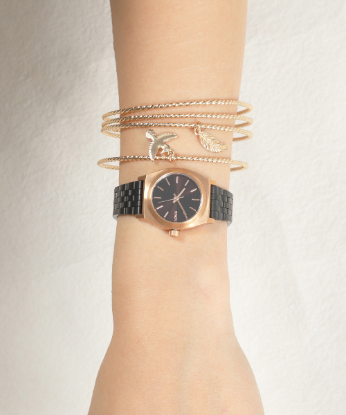 NIXON（ニクソン）の「THE SMALL TIME TELLER（アナログ腕時計・レディース・ピンクゴールド/シルバー/ゴールド/シルバー系その他/ゴールド系その他/ネイビー/インディゴブルー/ブラック/ブラック系その他/ブラック×ゴールド/その他1/ピンク系その他/その他2/シルバー×ゴールド/ブラック系その他2/ゴールド系その他2・FREE）」の5枚目の写真