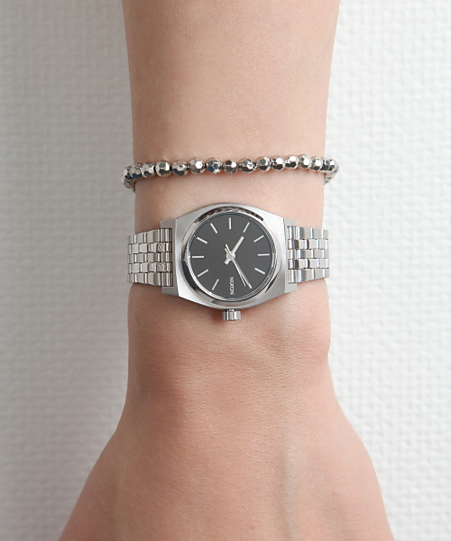 NIXON（ニクソン）の「THE SMALL TIME TELLER（アナログ腕時計・レディース・ピンクゴールド/シルバー/ゴールド/シルバー系その他/ゴールド系その他/ネイビー/インディゴブルー/ブラック/ブラック系その他/ブラック×ゴールド/その他1/ピンク系その他/その他2/シルバー×ゴールド/ブラック系その他2/ゴールド系その他2・FREE）」の17枚目の写真