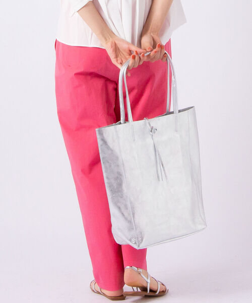 AULENTTI（オウレンティ）の「【AULENTTI/オーレンティ】ソフトミニトート（トートバッグ・レディース・ゴールド/パイソン/シルバー・FREE）」の2枚目の写真