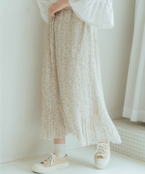 nemne store（ネンネストア）の「ハーブティーをのむ柄プリーツスカート（スカート・レディース・ホワイト/ベージュ/オフホワイト/モカ・フリー）」の2枚目の写真