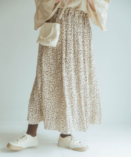 nemne store（ネンネストア）の「ハーブティーをのむ柄プリーツスカート（スカート・レディース・ホワイト/ベージュ/オフホワイト/モカ・フリー）」の3枚目の写真