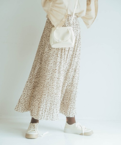 nemne store（ネンネストア）の「ハーブティーをのむ柄プリーツスカート（スカート・レディース・ホワイト/ベージュ/オフホワイト/モカ・フリー）」の5枚目の写真