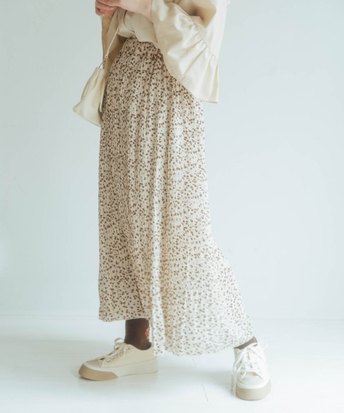 nemne store（ネンネストア）の「ハーブティーをのむ柄プリーツスカート（スカート・レディース・ホワイト/ベージュ/オフホワイト/モカ・フリー）」の6枚目の写真