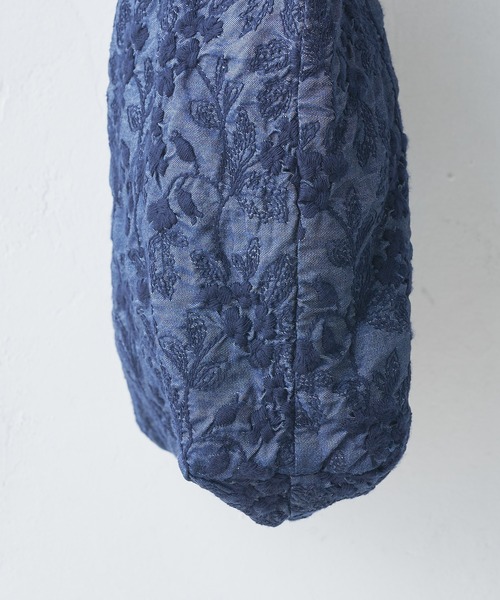BEARDSLEY（ビアズリー）の「洗えるから白も気軽に使える　デニム刺繍バッグ（トートバッグ・レディース・インディゴブルー/ホワイト・FREE）」の8枚目の写真