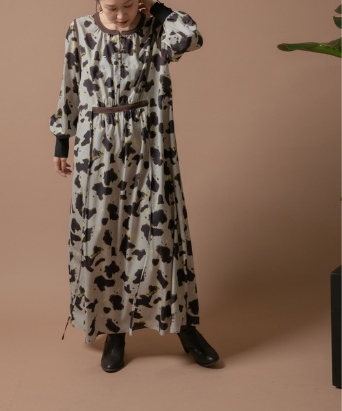 Eimee Law(エイミーロウ)の「COWプリント パイピングデザインドレス(ワンピース・レディース・グレイッシュベージュ/ブラウン・38)」の6枚目の写真