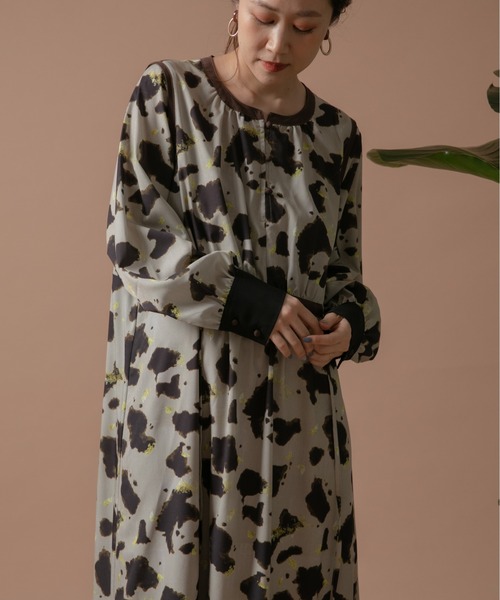 Eimee Law(エイミーロウ)の「COWプリント パイピングデザインドレス(ワンピース・レディース・グレイッシュベージュ/ブラウン・38)」の9枚目の写真