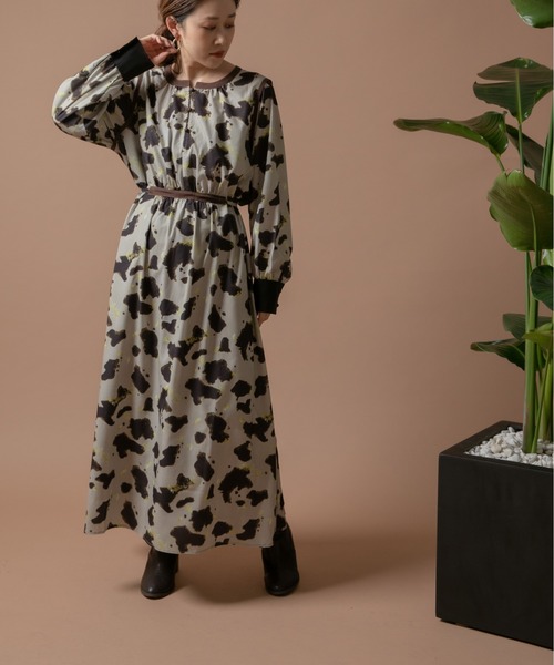 Eimee Law(エイミーロウ)の「COWプリント パイピングデザインドレス(ワンピース・レディース・グレイッシュベージュ/ブラウン・38)」の10枚目の写真