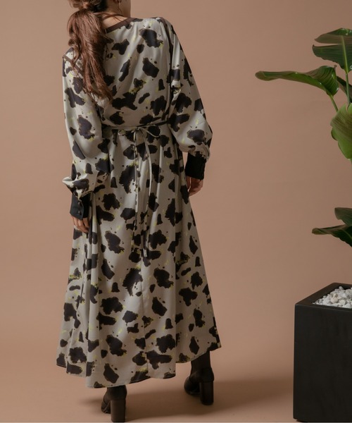 Eimee Law(エイミーロウ)の「COWプリント パイピングデザインドレス(ワンピース・レディース・グレイッシュベージュ/ブラウン・38)」の12枚目の写真