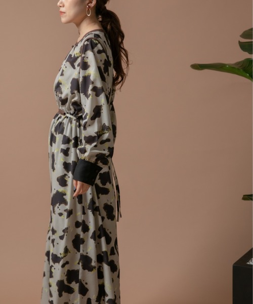 Eimee Law(エイミーロウ)の「COWプリント パイピングデザインドレス(ワンピース・レディース・グレイッシュベージュ/ブラウン・38)」の15枚目の写真