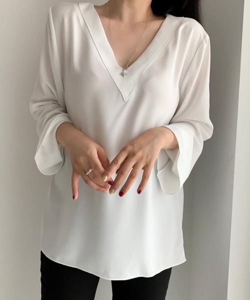 Bifrost(ビフレスト)の「Vネックベルスリーブブラウス(Tシャツ/カットソー・レディース・ホワイト/ネイビー・F)」の4枚目の写真