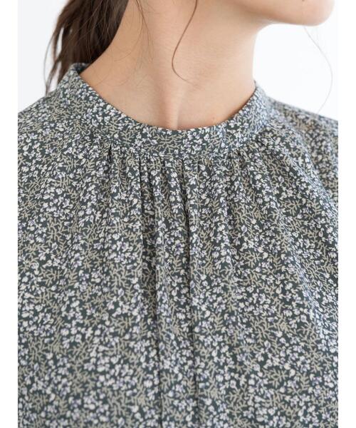 earth music&ecology（アースミュージックアンドエコロジー）の「花柄ハイネックギャザーワンピース ＊（ワンピース・レディース・ブラック/グリーン/ライトベージュ・FREE）」の4枚目の写真