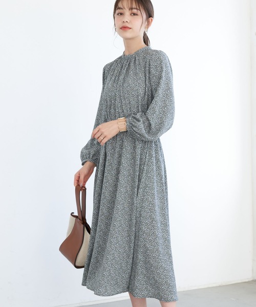 earth music&ecology（アースミュージックアンドエコロジー）の「花柄ハイネックギャザーワンピース ＊（ワンピース・レディース・ブラック/グリーン/ライトベージュ・FREE）」の3枚目の写真