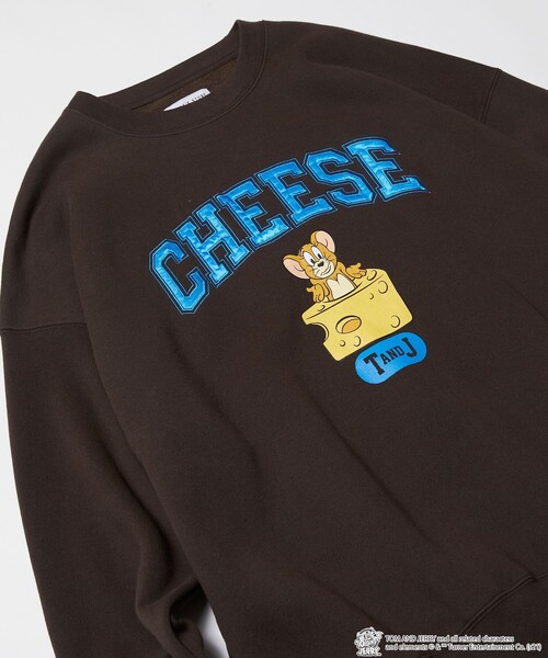 FREAK'S STORE（フリークスストア）の「WEB限定 TOM and JERRY/トムとジェリー 別注 ビッグシルエット サテン刺繍 アーチロゴ クルーネックスウェット/カレッジロゴ（スウェット・メンズ・ダークグリーン/ネイビー/ブラウン/グレー/ブラック/サックスブルー/オフホワイト・LARGE/SMALL/MEDIUM）」の4枚目の写真