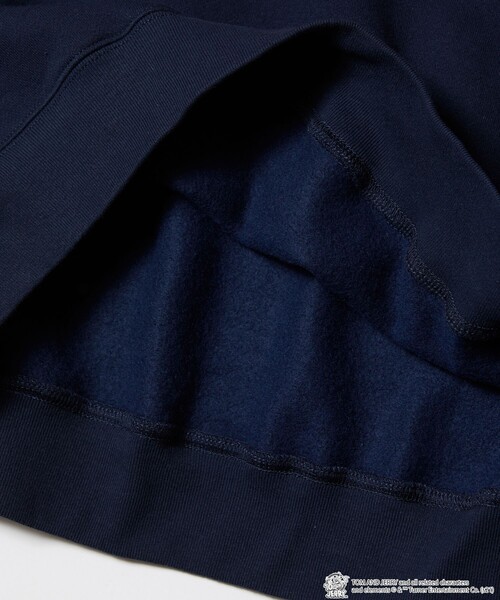 FREAK'S STORE（フリークスストア）の「WEB限定 TOM and JERRY/トムとジェリー 別注 ビッグシルエット サテン刺繍 アーチロゴ クルーネックスウェット/カレッジロゴ（スウェット・メンズ・ダークグリーン/ネイビー/ブラウン/グレー/ブラック/サックスブルー/オフホワイト・LARGE/SMALL/MEDIUM）」の12枚目の写真