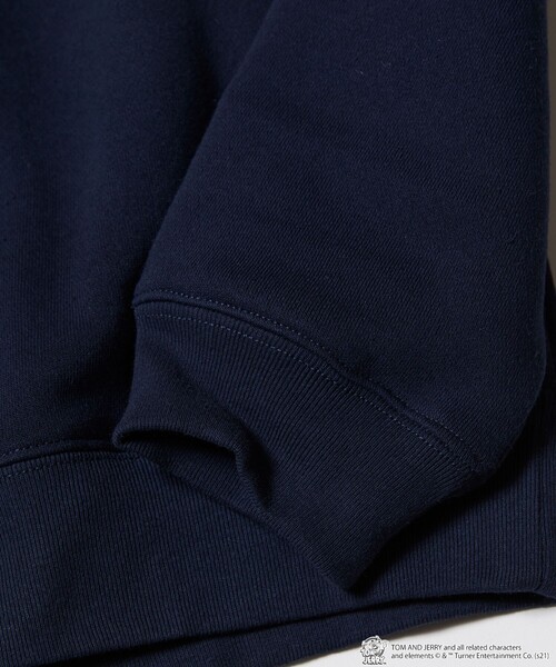 FREAK'S STORE（フリークスストア）の「WEB限定 TOM and JERRY/トムとジェリー 別注 ビッグシルエット サテン刺繍 アーチロゴ クルーネックスウェット/カレッジロゴ（スウェット・メンズ・ダークグリーン/ネイビー/ブラウン/グレー/ブラック/サックスブルー/オフホワイト・LARGE/SMALL/MEDIUM）」の13枚目の写真