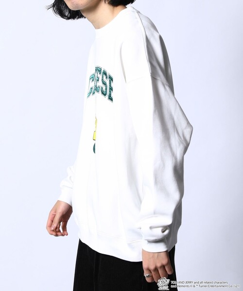 FREAK'S STORE（フリークスストア）の「WEB限定 TOM and JERRY/トムとジェリー 別注 ビッグシルエット サテン刺繍 アーチロゴ クルーネックスウェット/カレッジロゴ（スウェット・メンズ・ダークグリーン/ネイビー/ブラウン/グレー/ブラック/サックスブルー/オフホワイト・LARGE/SMALL/MEDIUM）」の21枚目の写真