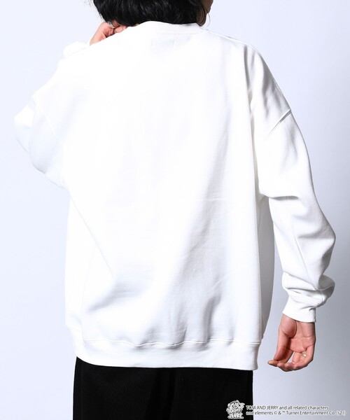 FREAK'S STORE（フリークスストア）の「WEB限定 TOM and JERRY/トムとジェリー 別注 ビッグシルエット サテン刺繍 アーチロゴ クルーネックスウェット/カレッジロゴ（スウェット・メンズ・ダークグリーン/ネイビー/ブラウン/グレー/ブラック/サックスブルー/オフホワイト・LARGE/SMALL/MEDIUM）」の22枚目の写真