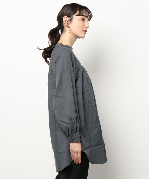 Samansa Mos2（サマンサ モスモス）の「スタンドネックチュニックブラウス（シャツ/ブラウス・レディース・オフホワイト/チャコール/キャメル・ﾌﾘ-）」の5枚目の写真