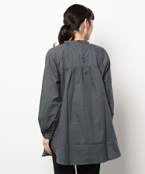 Samansa Mos2（サマンサ モスモス）の「スタンドネックチュニックブラウス（シャツ/ブラウス・レディース・オフホワイト/チャコール/キャメル・ﾌﾘ-）」の6枚目の写真