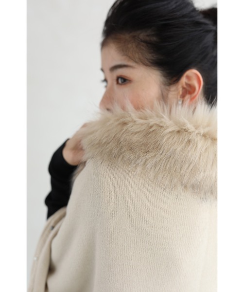 cawaii（カワイイ）の「リュクスなフェイクファーのケープカーディガン 羽織り アウター（カーディガン/ボレロ・レディース・クリーム・FREE）」の2枚目の写真