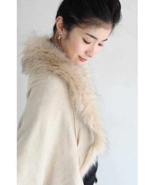 cawaii（カワイイ）の「リュクスなフェイクファーのケープカーディガン 羽織り アウター（カーディガン/ボレロ・レディース・クリーム・FREE）」の4枚目の写真