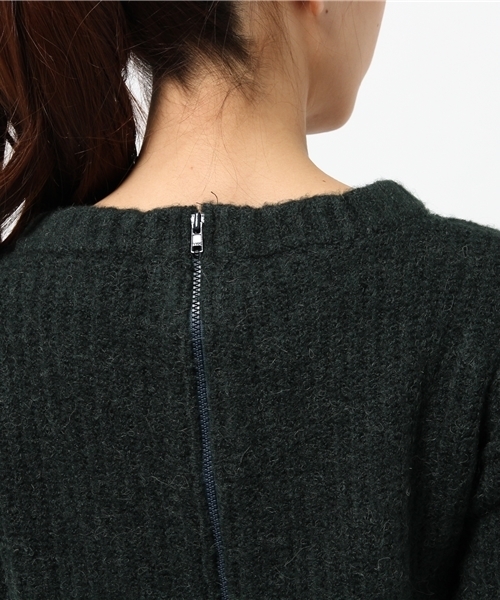 OUTLET（アウトレット）の「【WHO'S WHO gallery】後ロZIPハイネックプルオーバー（ニット/セーター・レディース・チャコールグレー/グリーン/オフホワイト・FREE）」の8枚目の写真