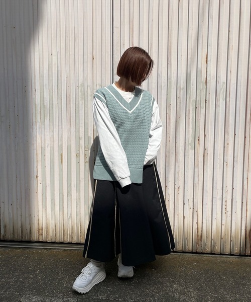 JUGLANS(ユグランス)の「☆ 旬な着こなしに。Vネックチルデンベスト S5516(ベスト・レディース・ホワイト/ネイビー/ブルー・FREE)」の10枚目の写真