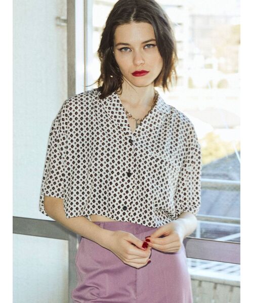 jouetie（ジュエティ）の「ショートレングスシャツ（シャツ/ブラウス・レディース・ブラウン/オフホワイト/イエロー/グリーン・MEDIUM）」の2枚目の写真