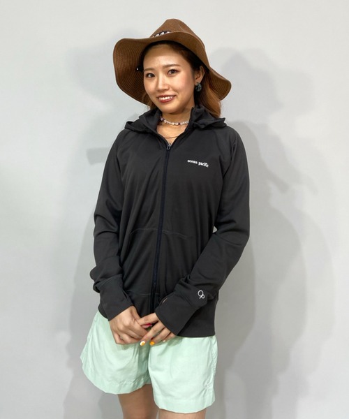 Ocean Pacific（オーシャンパシフィック）の「OP/オーピー   ルーズシルエット/無地ワンポイントロゴ/長袖ラッシュガード/フルジップパーカーラッシュガード  522485（ラッシュガード・レディース・ホワイト/グレー/グリーン・XL/M/L）」の4枚目の写真