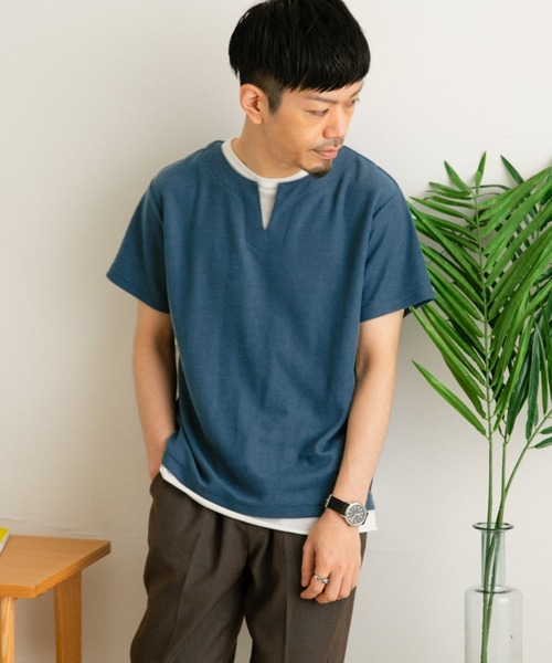 ITEMS URBANRESEARCH（アイテムズ アーバンリサーチ）の「フェイクレイヤード キーネックTシャツ（Tシャツ/カットソー・メンズ・ブルー/グリーン/アイボリー/ブラック・MEDIUM/LARGE）」の5枚目の写真
