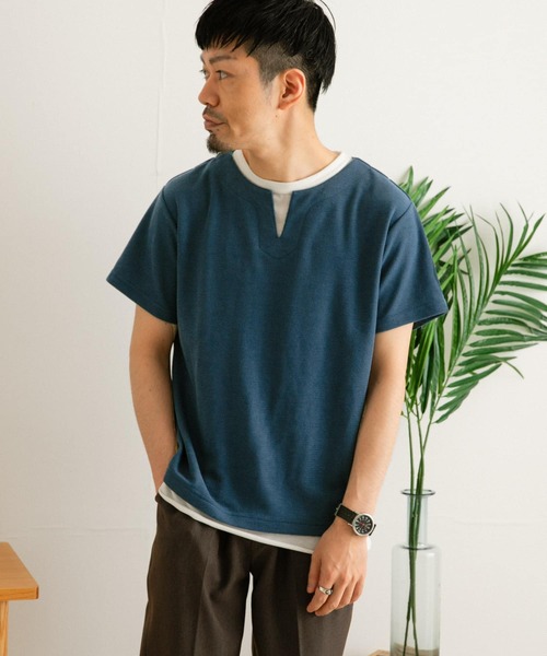 ITEMS URBANRESEARCH（アイテムズ アーバンリサーチ）の「フェイクレイヤード キーネックTシャツ（Tシャツ/カットソー・メンズ・ブルー/グリーン/アイボリー/ブラック・MEDIUM/LARGE）」の6枚目の写真